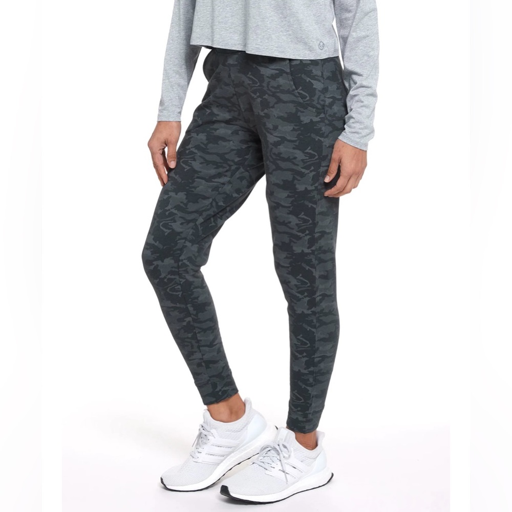 NWT Tasc Performance Joggers, Small, Gunmetal Camo